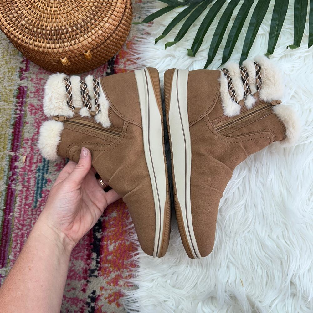 Clarks Breeze Cozy Boot 7 Tan Brown Winter Faux Fur Ankle Bootie - Picture 6 of 9
